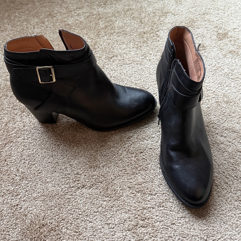 Vionic black boots size 9.5